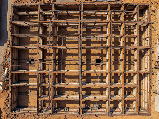 工作井开挖施工现场,大型挖掘机正在挖掘深坑,周围设置安全围栏,混凝土护壁结构清晰可见