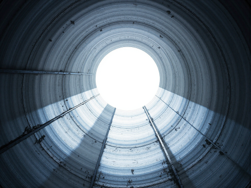 接收井施工现场,圆形井体结构已完成,工人正在进行收尾工作,现场整洁有序